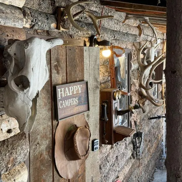 Rustic Cozy Cabin with hot tub，位于Bragg Creek的酒店