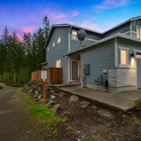 Cozy Oasis in Port Orchard - Private 1BR Suite with Trails，位于奥查德港的酒店