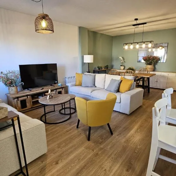 Casa Arenal COMILLAS, grande, céntrico y tranquilo, con jardín y piscina, ideal para familias，位于柯米拉斯的酒店