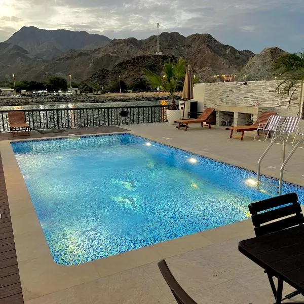 Al Dana Palma Villa - Luxury 4-bedroom villa with Heated Pool & Mountain Sea View，位于富查伊拉的酒店