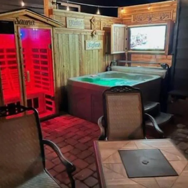 Romantic Couples Retreat - Tahoe Room，位于里诺的酒店