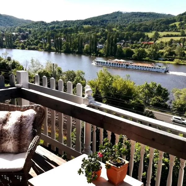 Mountains Galerie Apartment Hana，位于Chvalov的酒店