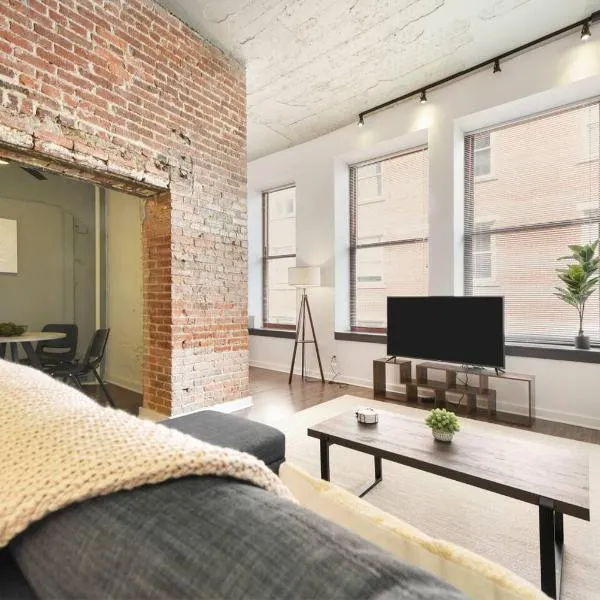 1 Br Downtown Pittsburgh With Best Roof Top View，位于匹兹堡的酒店