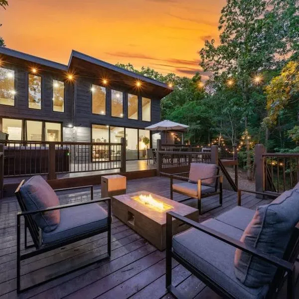 HGTV Cabin- 2 Private Acres -Patio Oasis Dogs OK，位于斯蒂芬斯穴窟的酒店