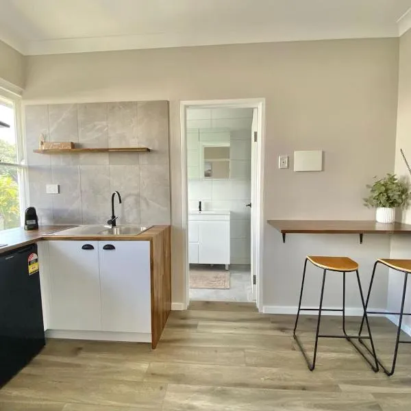 The Beach Side Micro Apartment With Free Parking，位于Blacksmiths的酒店