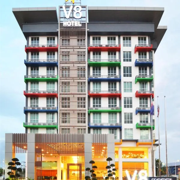 新山V8酒店，位于Kampong Bukit Panjang的酒店