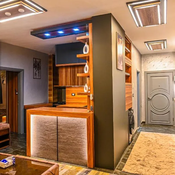 Luxury Poolside Retreat Elegant Apartment two rooms within a Seafront Hotel，位于沙姆沙伊赫的酒店
