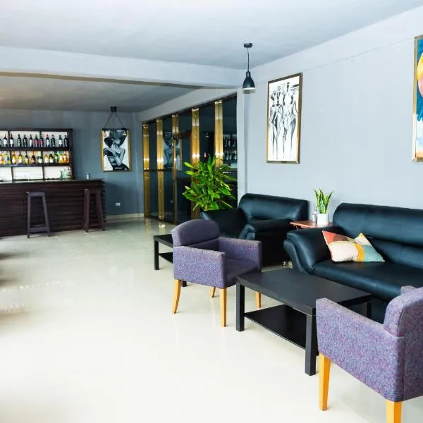 Tris Estates Hotel & Suites，位于Dwarzohn的酒店