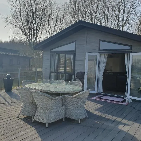 Routh 2-Bed Luxury Lodge Hot Tub & Lake View，位于Routh的酒店