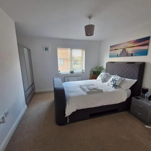 The Lancers - Modern Double Room with En-Suite, Parking & Fast WiFi - Close to Eurotunnel，位于Kent的酒店