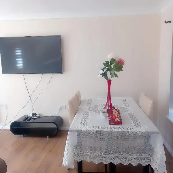 2 bedroom apartment，位于Erith的酒店