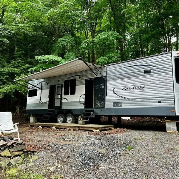 Lakefront RV Cottage in Parry Sound #18，位于帕里桑德的酒店