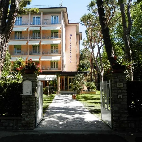 地中海酒店，位于马里纳-迪-皮特拉桑塔的酒店
