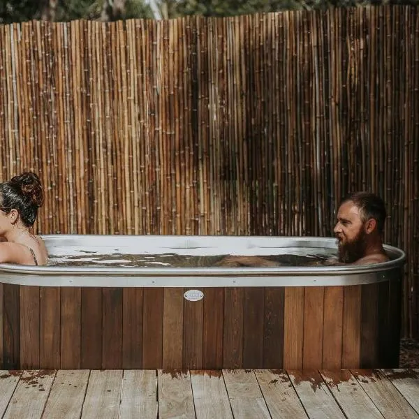 Waterfront - Hot Tub - Sauna - Serenity，位于科尔斯湾的酒店