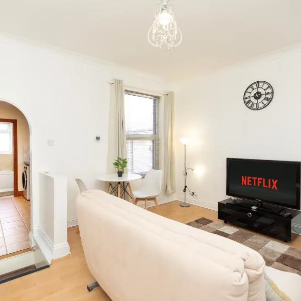 Classy Home near Southampton Airport -Free parking，位于伊斯特雷格的酒店