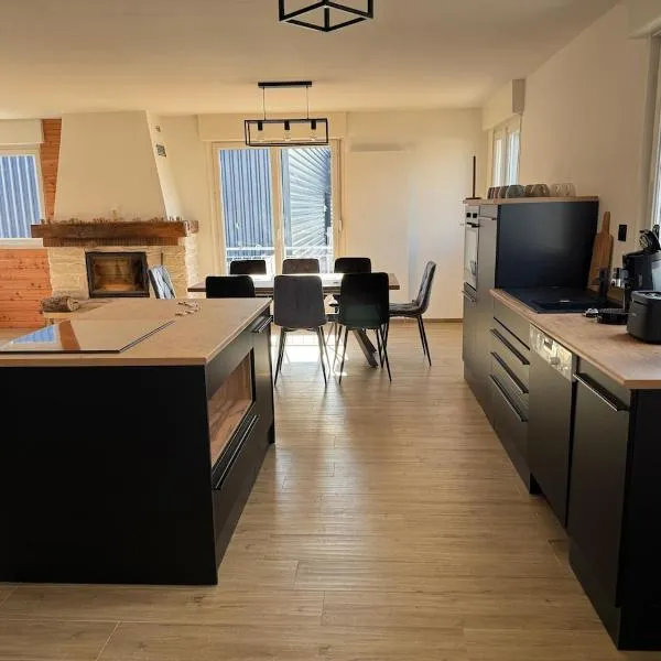 Maison 8 personnes 4 Chambres Doubles - Piscine，位于Anould的酒店