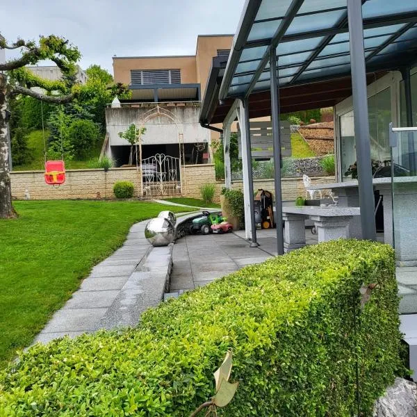 Appartement avec jardin - Piscine uniquement sur réservation，位于Avry的酒店