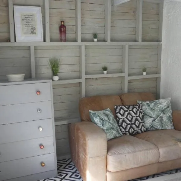 Isle 2-Bed Retreat- Sleeps 4 Garden & Games Room，位于考斯的酒店