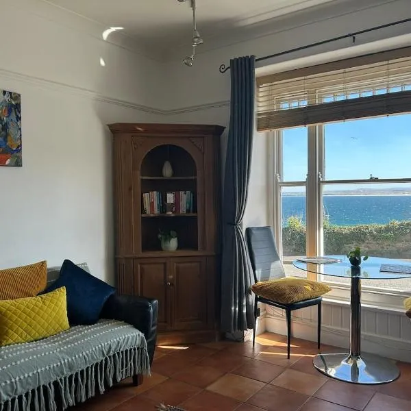'Rocks' Sea Views with free parking in St Ives，位于圣艾夫斯的酒店