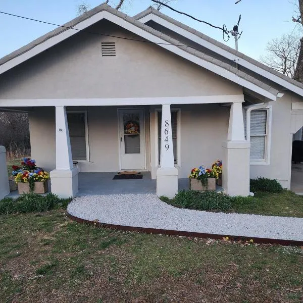 Quaint Farmhouse，位于布兰森西的酒店