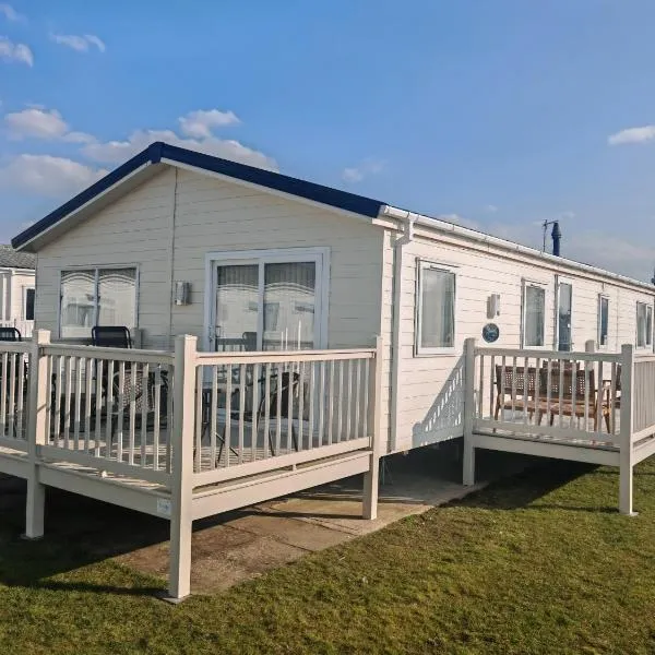 Manor Park Dog Friendly 2 bed, 6 berth Lodge with decking 600 Yard's From The Beach In Hunstanton，位于New Hunstanton的酒店
