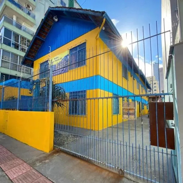 Suítes Yellow House BC，位于巴拉奈里奥-坎布里乌的酒店