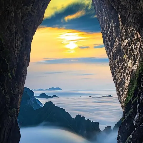 Patio Spring Holiday Inn -- Free round trip pick-up service --Panoramic view of Tianmen Mount，位于张家界的酒店
