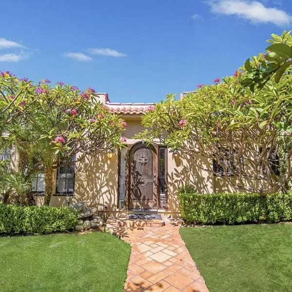 Spanish Villa in prime West Hollywood，位于洛杉矶的酒店