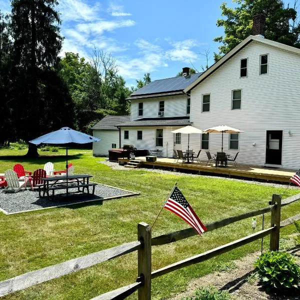 Berkshire Retreat Grand Home with Hot Tub and Large Yard, 5 mins from Jiminy Peak，位于汉考克的酒店