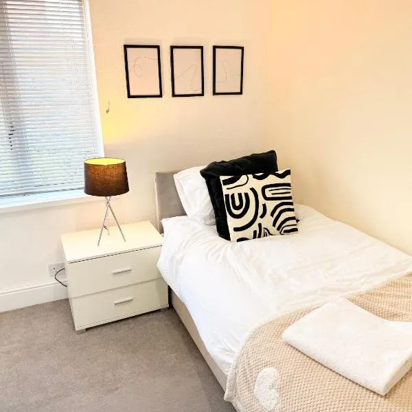 Amazing 3 Bedroom Property, smart TV, 5G WIFI, Free on street parking, close to city center and MKM Stadium，位于赫尔的酒店