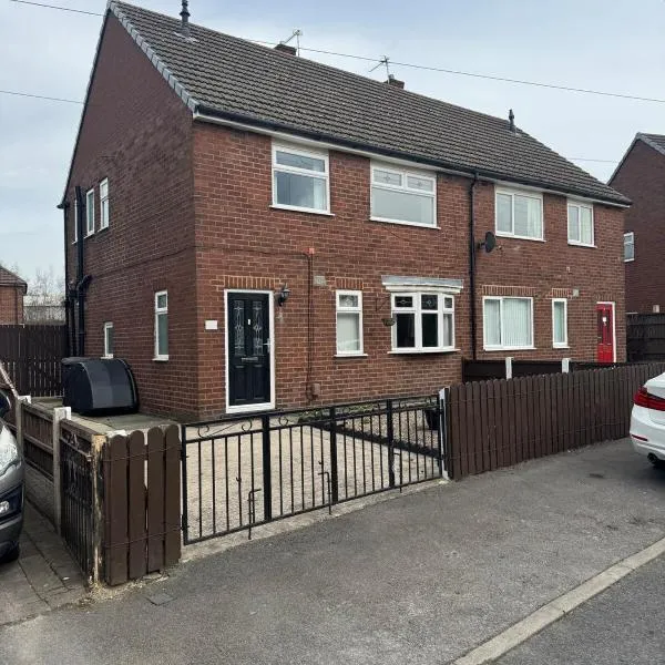 A spacious 3 bed semi-detached，位于Ince-in-Makerfield的酒店