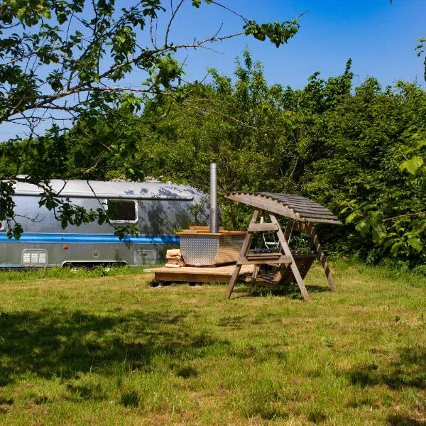 Luxury Airstream Getaway with Sauna and Hot Tub，位于Gartness的酒店