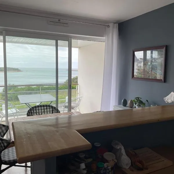 Sea view apartment, Center Audierne，位于欧迪耶讷的酒店