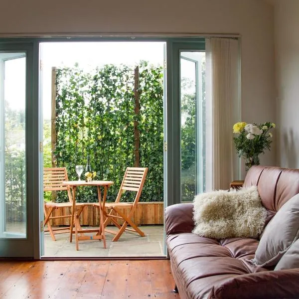 The Beech Hut - Peaceful countryside retreat，位于West Down的酒店