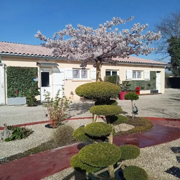 une pause quelque part au jardin des érables et des niwakis，位于Saint-Médard-de-Guizières的酒店