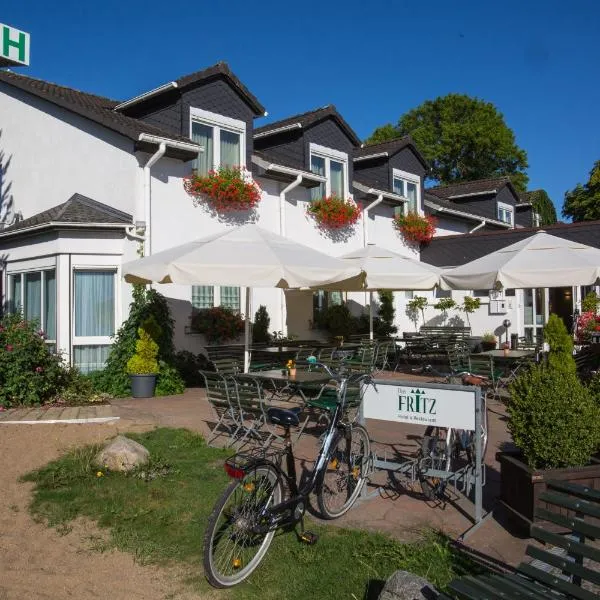 Das FRITZ Hotel Schwerin schöne Lage im Grünen mit regionaler Küche kostenfreien Parkplätzen und E Ladestation，位于什未林的酒店