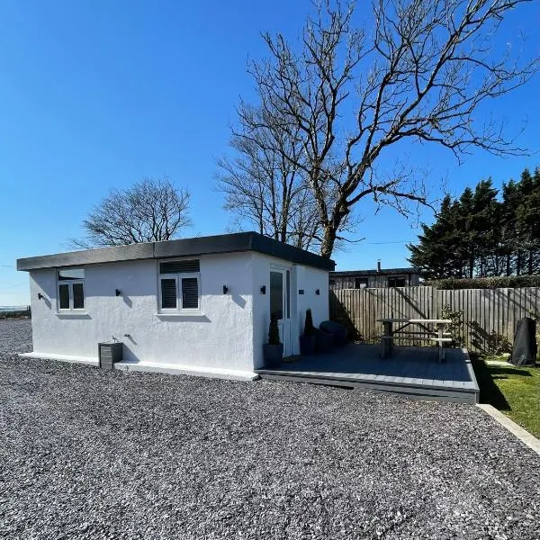 Seiriol, Modern Lodge with Games Room Access，位于梅奈布里奇的酒店