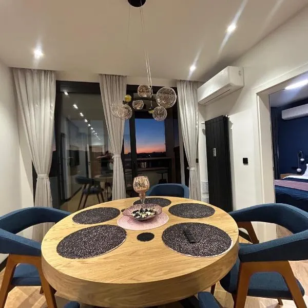 Blue Iris, 2BR, Stunning Views, Jacuzzi and Workspace，位于索非亚的酒店