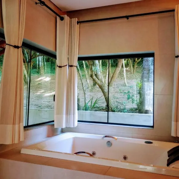 Cabana e Chalé com hidromassagem na Pousada Sitio Pauletto，位于雅里努的酒店