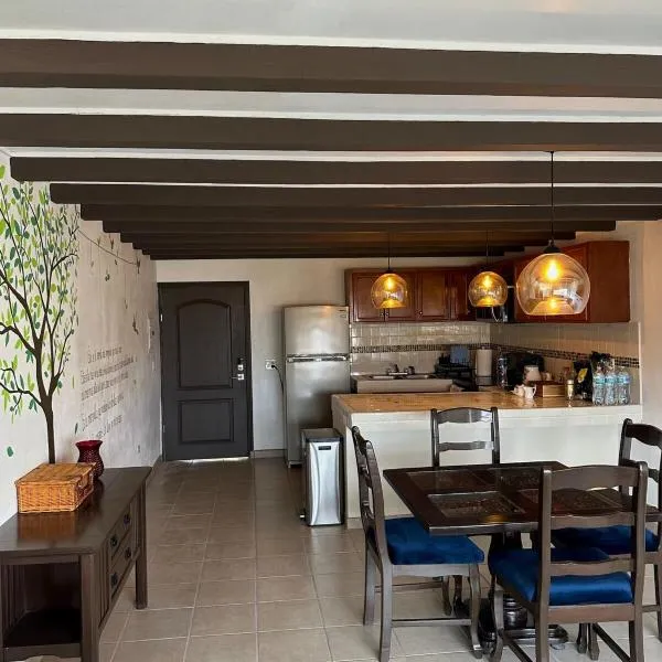 Rocky Suite, close to everything，位于恩塞纳达港的酒店