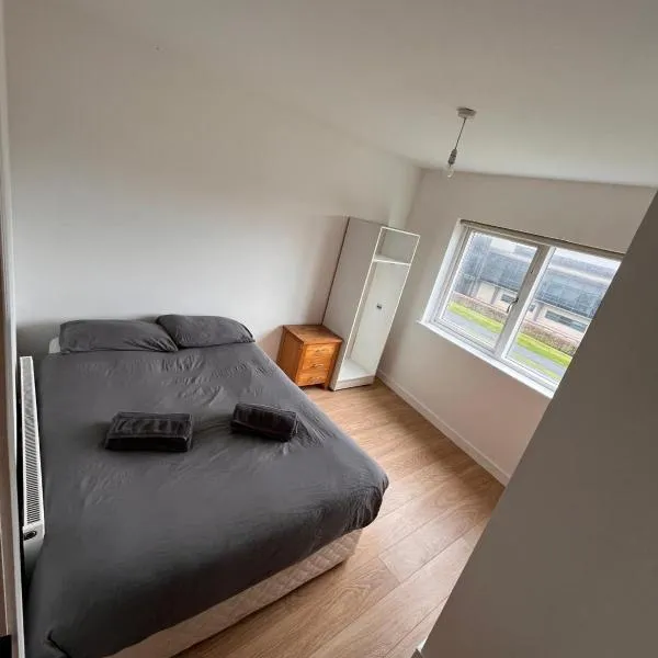 Superb Double room near Airport，位于都柏林的酒店