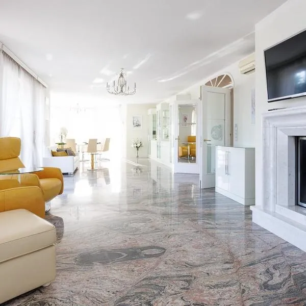 Luxury Villa with Indoor Pool, Jacuzzi, Sauna & Breathtaking City View，位于克洛斯特新堡的酒店