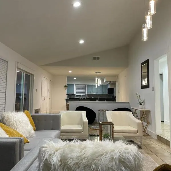 Luxury Home-Minutes from DFW & Dallas Love field，位于欧文的酒店