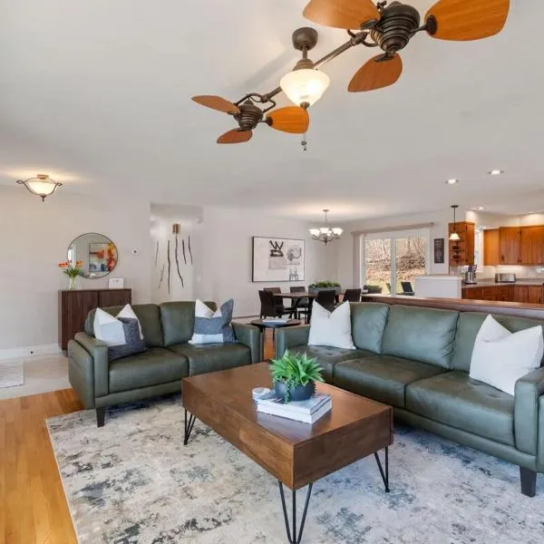High-End Finger Lakes Escape - Expansive Game Room, Cozy Firepit, & Scenic Views，位于彭延的酒店