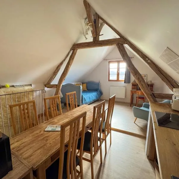 Gîte indépendant pouvant accueillir jusqu'à 6 personnes, situé dans une forêt，位于Saint-Parize-le-Châtel的酒店