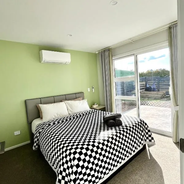 Brand new Lakeside cozy two queen rooms，位于陶波的酒店