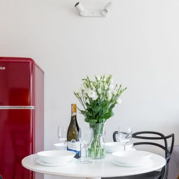 Prestige Red z basenem，位于波别罗沃的酒店