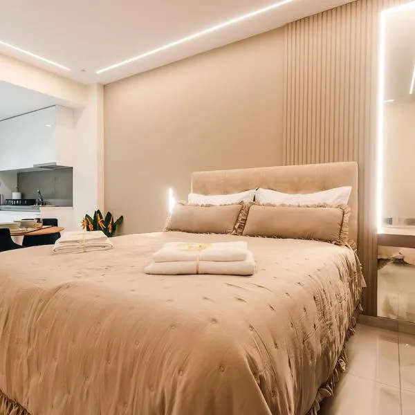 Sunset luxury studio by the sea，位于雅典的酒店