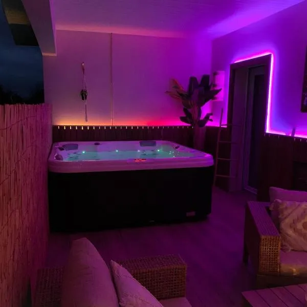 Le Cocon Rose Jacuzzi privé rêve et Douceur，位于Belin-Beliet的酒店