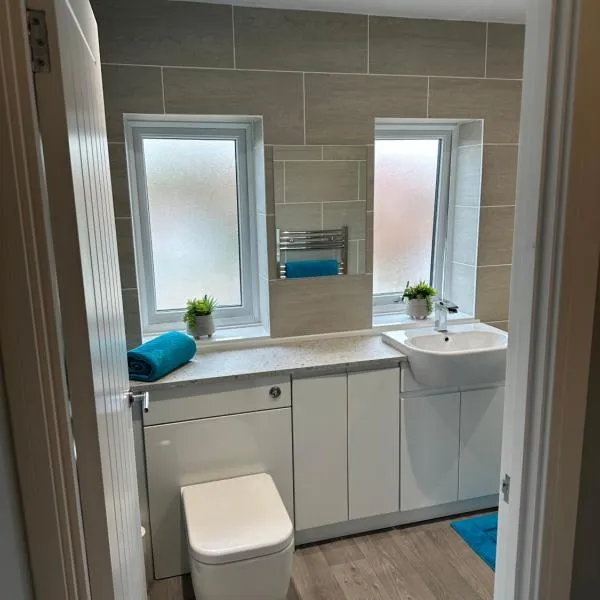 Modern 3 bed house，位于赫登的酒店